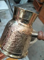 ⁦كنكة (ركوة) قهوة نحاسية فاخرة - مزخرفة يدوياً بنقوش نباتية مع مقبض خشبي⁩ - الصورة ⁦2⁩